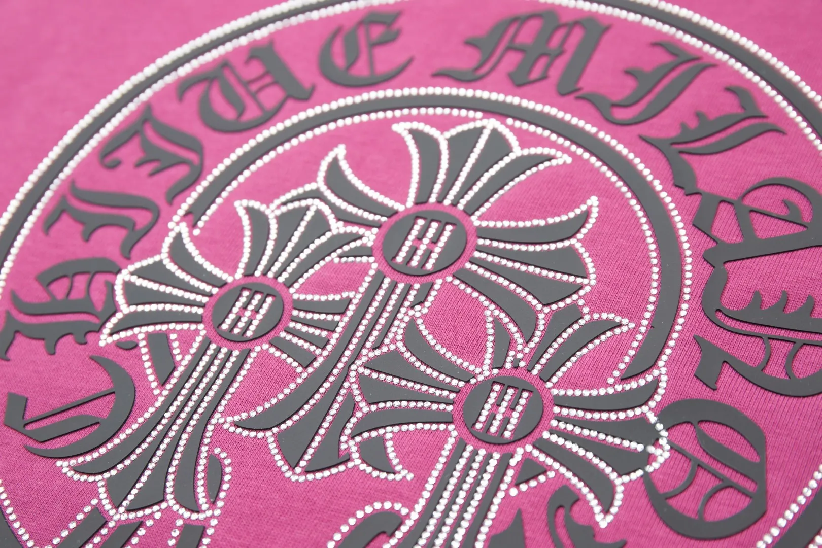 🅿️240 ✨CH✨🆕25SS spring and summer new style Crow Heart ✝ Rack logo leather label hot-drilled short sleeves Light luxury essential item for daily commuting for men and women Correct version Welcome to compare Detailed features · 260 grams of 100% pure cotton double yarn jersey fabric · Special thickened 32 pieces of double-strand 1X1 thread in the same vat · Double-needle stitching across seams · Original main mark, washed tag, brand moisture-proof paper packaging Color: white/black/purple/grey Size: S/M/L/XL
